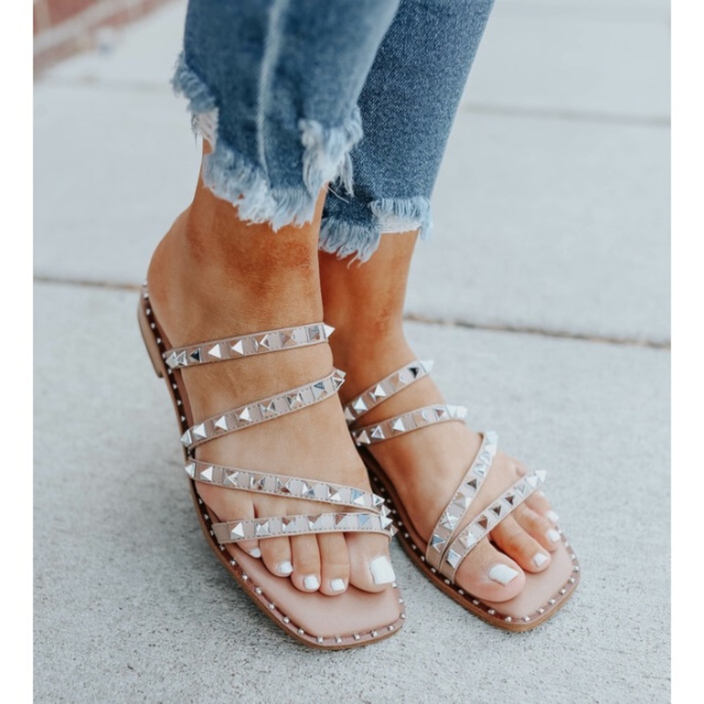 Steve Madden Skyler sandals 7.5 nude rockstud